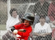 开云足球直播-比赛中球员积极拼抢争夺胜利，一队员在争抢球时失去重心