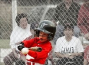 开云足球直播-比赛中球员积极拼抢争夺胜利，一队员在争抢球时失去重心